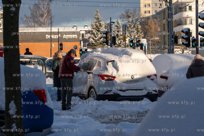 Zima w Gdańsku. Morena. Odśnieżanie samochodu. 12.01.2026...
