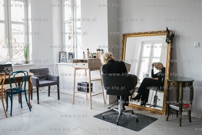 Joanna Tyszer w swojej pustej pracowni Fryzjerskiej...