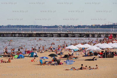 Sopot, plaża.  Nz. Tłum plażowiczów.  25.07.2022...