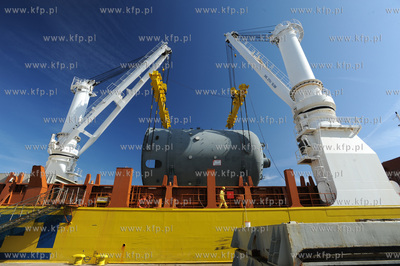 Port w Gdansku. Przeladunek elementu urzadzenia do...