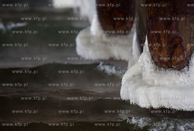 Gdansk. Mrozne popoludnie na plazy w Brzeznie. Niskie...