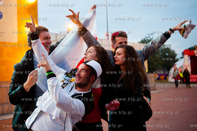 Gdansk. Otwarta dla publicznosci Strefa Kibica na Placu...