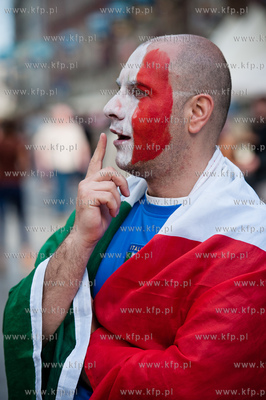 Gdansk. Ulica Dluga. Kibice Wloch udaja sie na mecz...