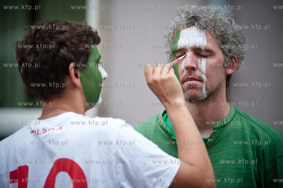 Gdansk. Ulica Dluga. Tlumy kibicow z Hiszpanii i Irlandi...