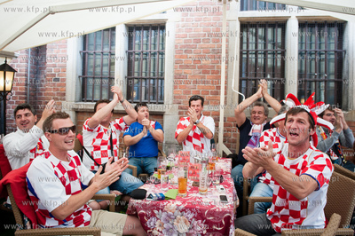 Gdansk. Ulica Dluga. Chorwaccy kibice na ulicach starego...