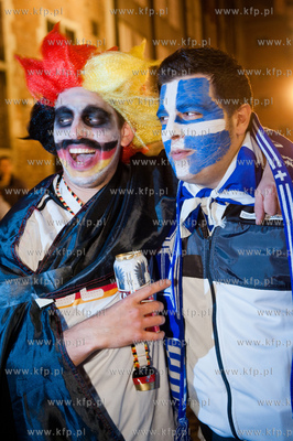 Gdansk. Dlugi Targ. Kibice niemieccy, greccy i polscy...