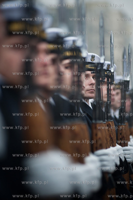 Gdynia. Zlozenie kwiatow na plycie Pomniku Marynarza...