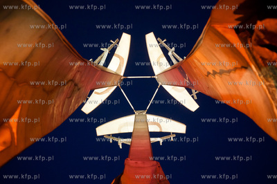 Gdansk. Bialo-czerwona iluminacja Pomnika Poleglych...