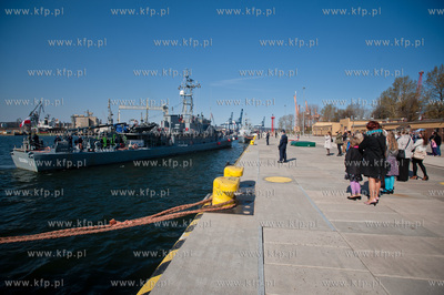 Gdynia. Oksywie. Port Marynarki Wojennej. Powrot niszczyciela...