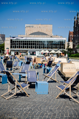 Gdansk. Targ Weglowy. Mieble miejskie - lezaki i miejsca...