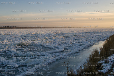 Skuta lodem Wisla na wysokosci przeprawy promowej w...