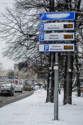 Gdańsk. Wrzeszcz. Tablice informujące o ilości miejsc...