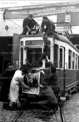 Pierwszomajowa dekoracja gdanskiego tramwaju. 1949...