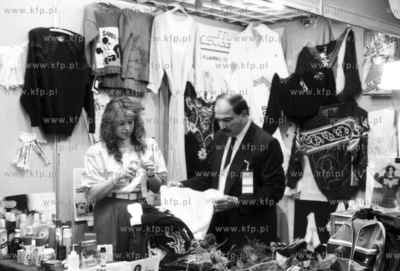 Modna odzież i kosmetyki oferowano na wystawie w Gdansku.
15.11.1989
2listopad_z.kosycarz_p15
Fot....
