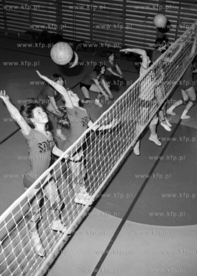 Trening siatkarek Spójni pod kierownictwem trenera...