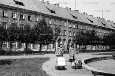 Spacer po placu Wybickiego w Gdańsku Wrzeszczu.
1.06.1951
0008700z
Fot....