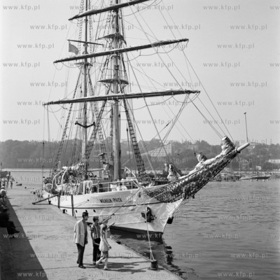 Żaglowiec Wilhelm Pieck przycumowany do nabrzeża...