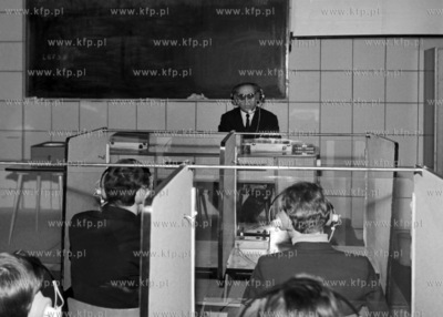 Lekcja nauki języka 
01.1970
0002838z_styczen1970
Fot....