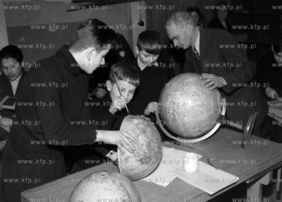 Sklejanie globusów na zajęciach technicznych w szkole...