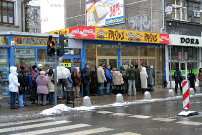 Tlusty czwartek. Kolejki po paczki do piekarnia Paczus...