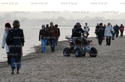 Rewa jesienia. Spacerowicze na cyplu19.11.2006Fot....