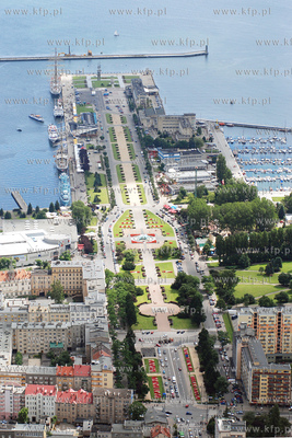 Gdynia z lotu ptaka. Nz. Skwer Kosciuszki
29.06.2007
Fot....