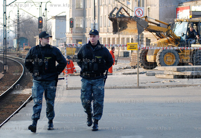 Gdynia. Trwa remont peronu SKM. Nz. Funkcjonariusze...