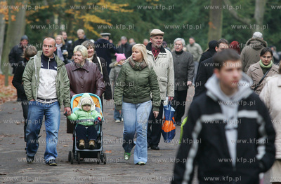 Swieto Zmarlych na szczecinskim cmentarzu centralnym.
Jest...