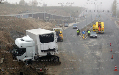 Szczecin - przed 7 rano kierowca tira z niewiadomych...