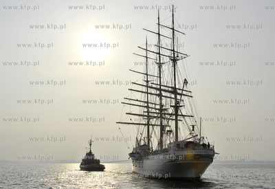 Najstarszy polski zaglowiec Dar Pomorza bedacy obecnie...