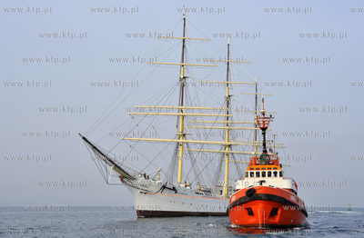 Najstarszy polski zaglowiec Dar Pomorza bedacy obecnie...