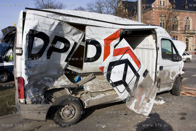 Gdansk, Hucisko. Samochod dostawczy nie ustapil pierwszenstwa...