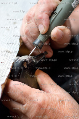 Brodnica Gorna. Pan Rudolf Krecki tworzy rozne przedmioty...