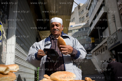 Amman.Jordania NZ Sprzedawca pieczywa. 31.10.2009 fot....