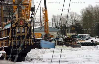 Sparalizowany przez zator lodowy port w Ustce.
27.01.2010
fot....