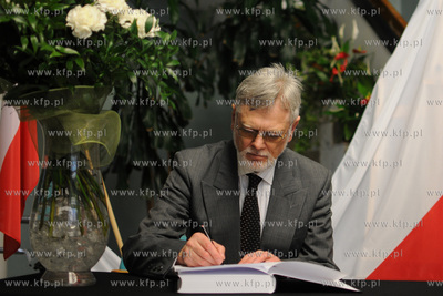 Gdynia. W Urzedzie Miasta wystawiono ksiege kondolencyjna...