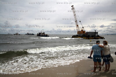 Sopot. Silny polnocny wiatr towarzyszacy sztormowi...