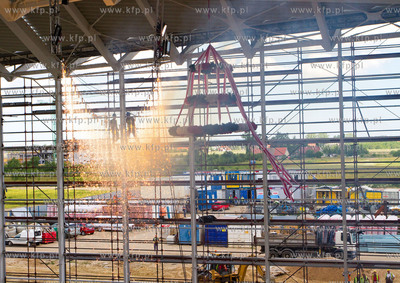 Uroczystosc zawieszenia wiechy nad nowo budowanym terminalem...