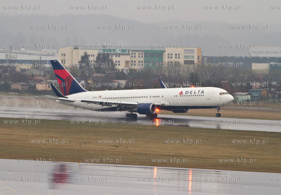 Gdansk Rebiechowo. Nz. Boeing 767 linii Delta Air Lines.
07.04.2012
fot....