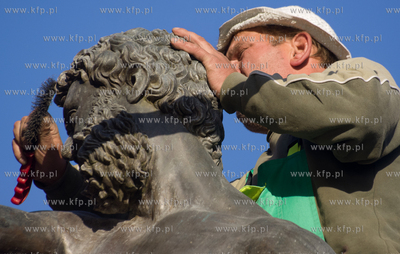 Gdansk, Dlugi Targ. Neptun odzyskal lewa reke, ktora...