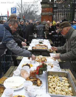 Szczecin. Wigilia rolnikow protestujacch przed siedziba...