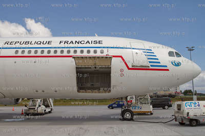 Airbus A 340-200 Francuskich Sil Powietrznych wyladowal...