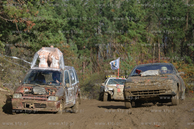 ZYWE TRUPY GRASOWAŁY W KOLIBKACH. Kolejna 14. juz...