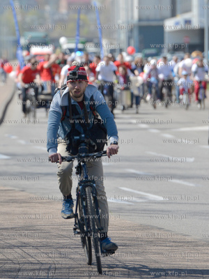 Bialo czerwony peleton pojawil sie 2 maja na ulicach...