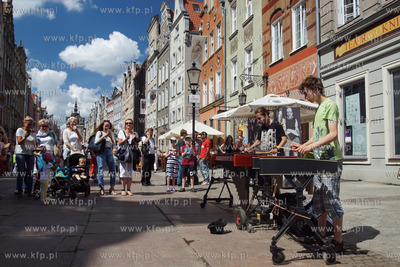 Gdańsk, ul. Długa. Występ muzyków grających na...