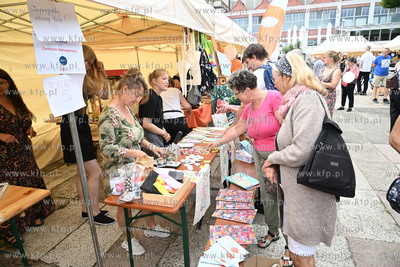 Symboliczne przejście przez Drzwi do Tolerancji. Marsz...