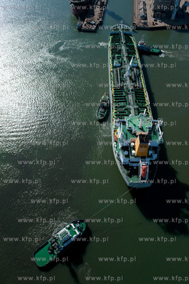 Stocznia Gdynia z lotu ptaka. NZ wprowadzanie statku...