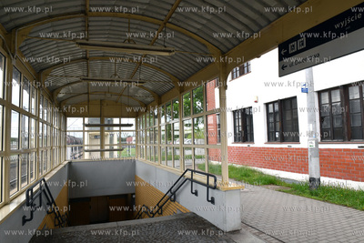 Wejście do tunelu pod peronami  przy dworcu PKP w...