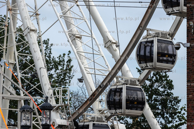 Demontaż koła widokowego Amber Sky na wyspie Ołowianka...