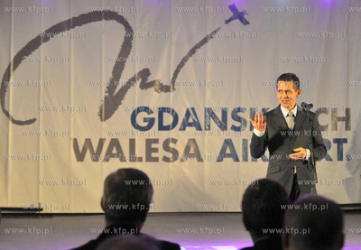 Uroczystosc powitania 2 milionowego pasazera na lotnisku...